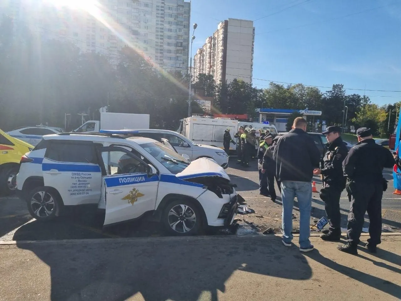 На Мичуринском проспекте произошла авария: автобус столкнулся с полицейской машиной и ещё одной легковушкой. Из-за случившегося образовалась пробка протяжённостью в несколько километров.