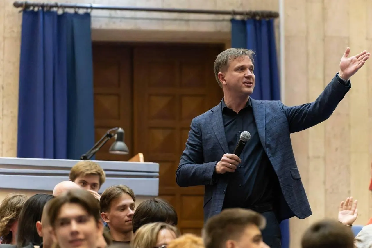В Москве задержаны кандидаты от партии Яблоко по обвинению в демонстрации экстремистской символики; участие в выборах может быть ограничено.