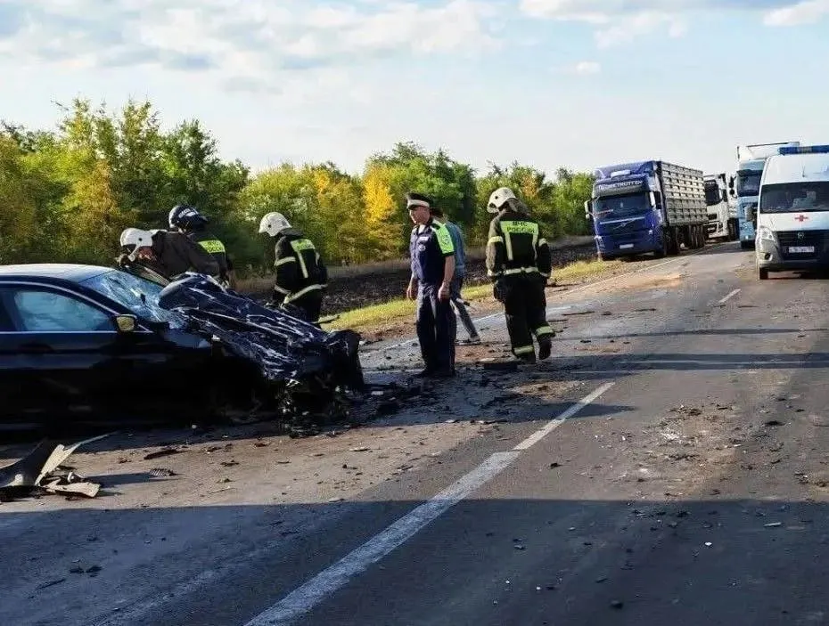 На 627-м километре трассы Р-22 под Поворино произошло столкновение между микроавтобусом из Волгограда и несколькими автомобилями; погиб 29-летний пассажир BMW, водители получили травмы.