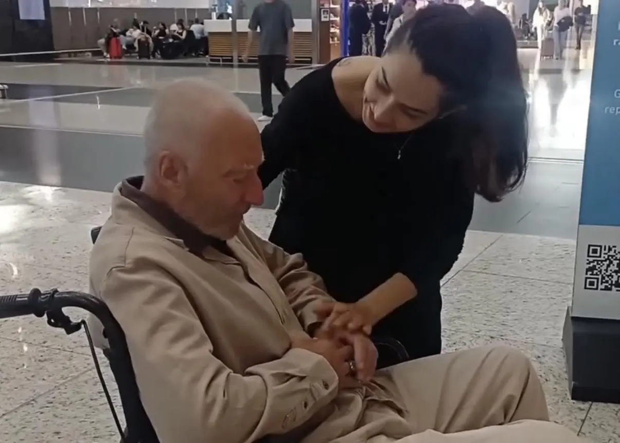 Полтора года за границей позади — 92-летняя мама встречает сына в Подмосковье.