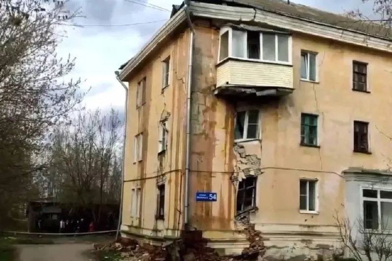 В Балахне рухнувший дом 1954 года постройки стал поводом для судебного разбирательства над директором ДУК: капитальный ремонт тянулся десятилетиями и стал предметом уголовного дела.