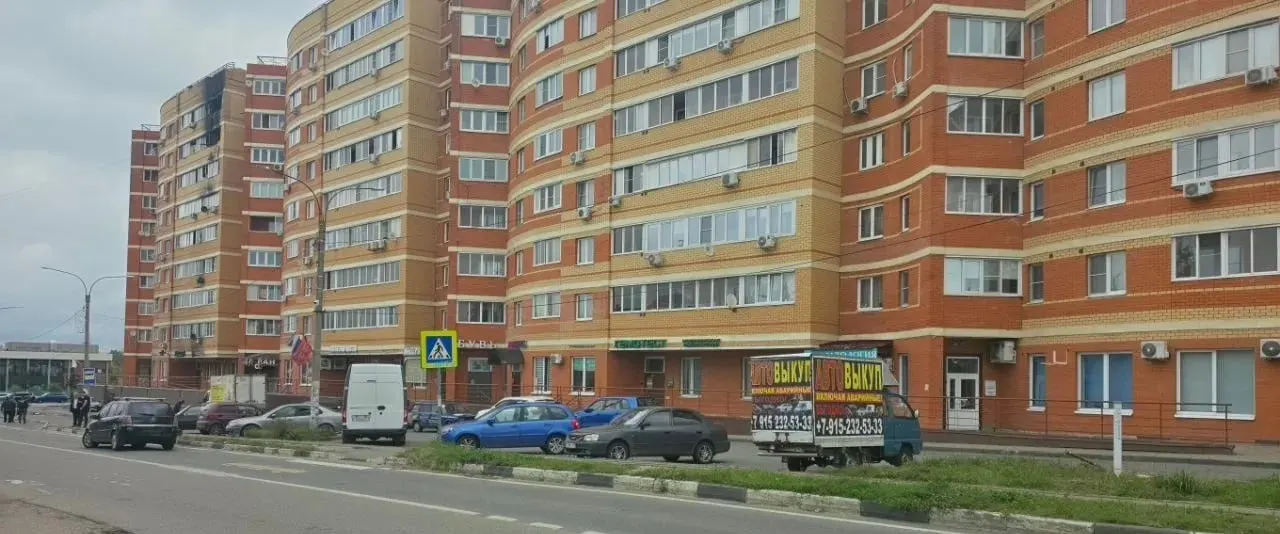 Пострадавшего госпитализировали, дом эвакуировали, пожар локализован. Спасательные работы продолжаются.