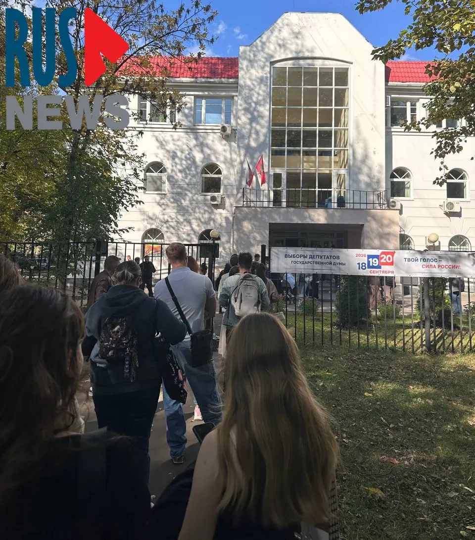 В Москве на участке №1769 образовалась очередь на вход: более пятидесяти человек ждут пропуска внутрь по одному. Комиссия предлагает голосовать электронно из-за сбоя в интернете; для пожилых граждан и родителей с детьми принесли стулья.