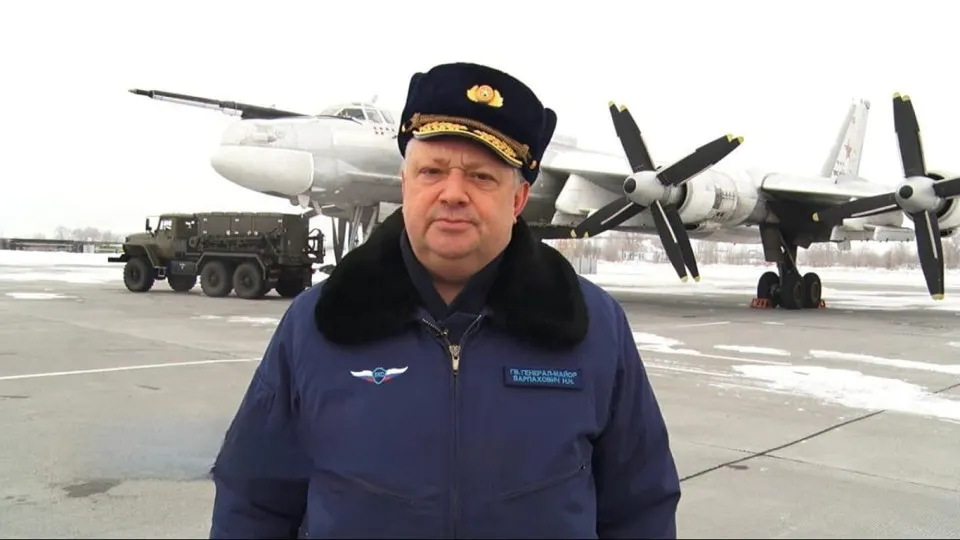 Неизвестный открыл огонь возле коттеджа в энгельсском поселке Пробуждение; ранения получили военнослужащий и водитель. Офицера отправили в Москву на лечение; рассматриваются версии о возможной причастности украинских сил.