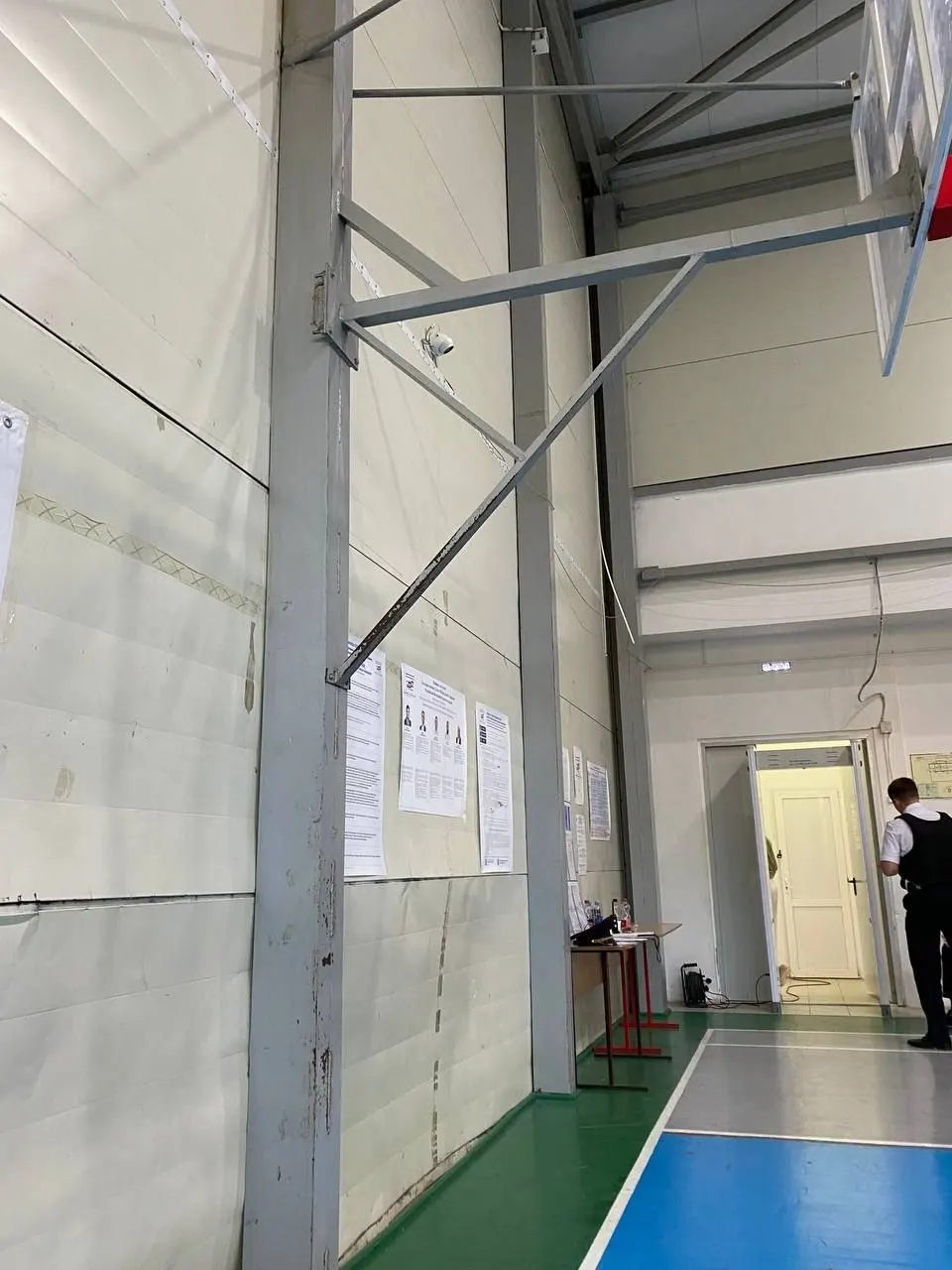 Во второй день трехдневного голосования независимые наблюдатели сообщают о нарушениях процедур и ограничении работы на участках в разных регионах.