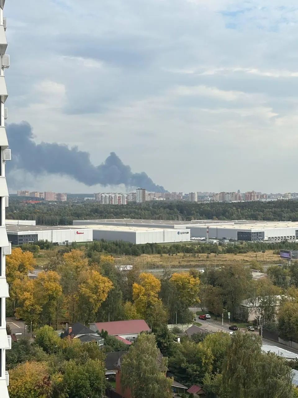 В Щёлково произошёл крупный пожар на мусоросортировочной станции. Площадь возгорания оценивается примерно в 5 000 кв. м, кровля обрушилась. Для тушения привлечены силы пожарных.