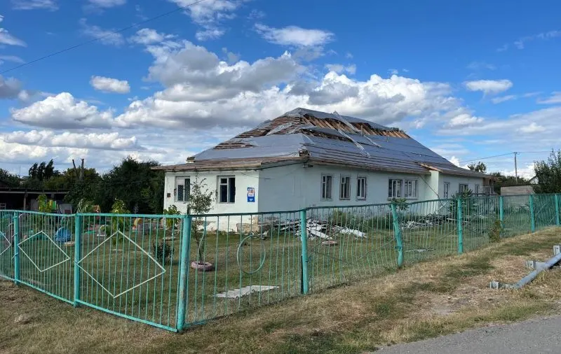 Контракт на капремонт расторгли после того, как подрядчик не приступил к работам; здание мокнет под дождём, 25 воспитанников возят в Девицу, власти обещают возобновить работы.