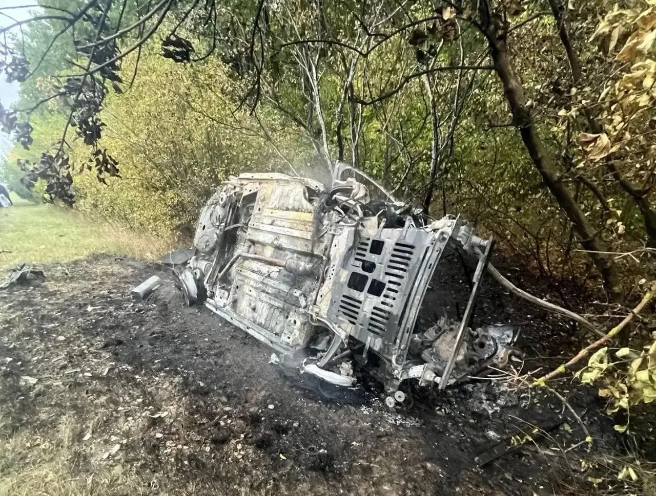 Три человека получили травмы в результате ДТП с участием трёх автомобилей: одна машина вылетела в кювет и загорелась, пострадавшие доставлены в больницу.