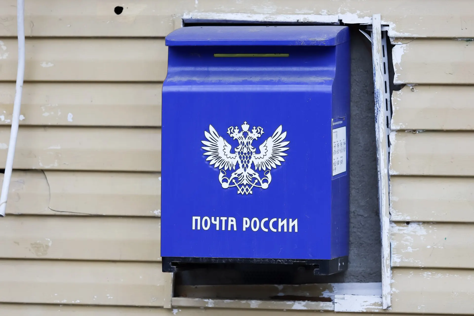 Сотрудница злоупотребила служебным положением и похитила денежные средства на сумму 155 тысяч рублей.