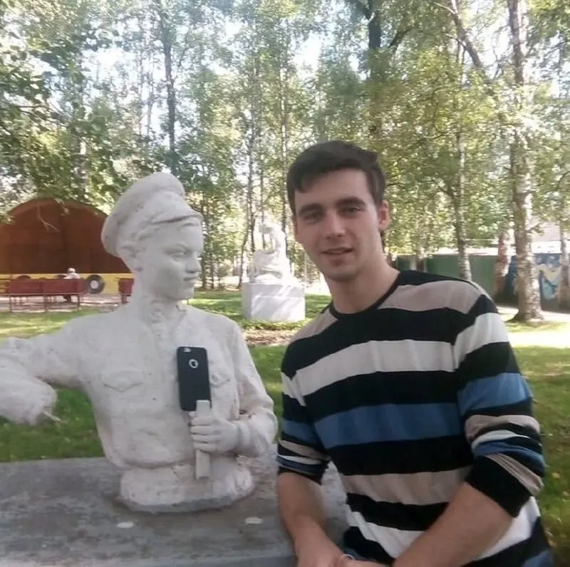 Новое уголовное обвинение против Дениса Попова обсуждают на выездном заседании; близкие сомневаются в достоверности обвинения.