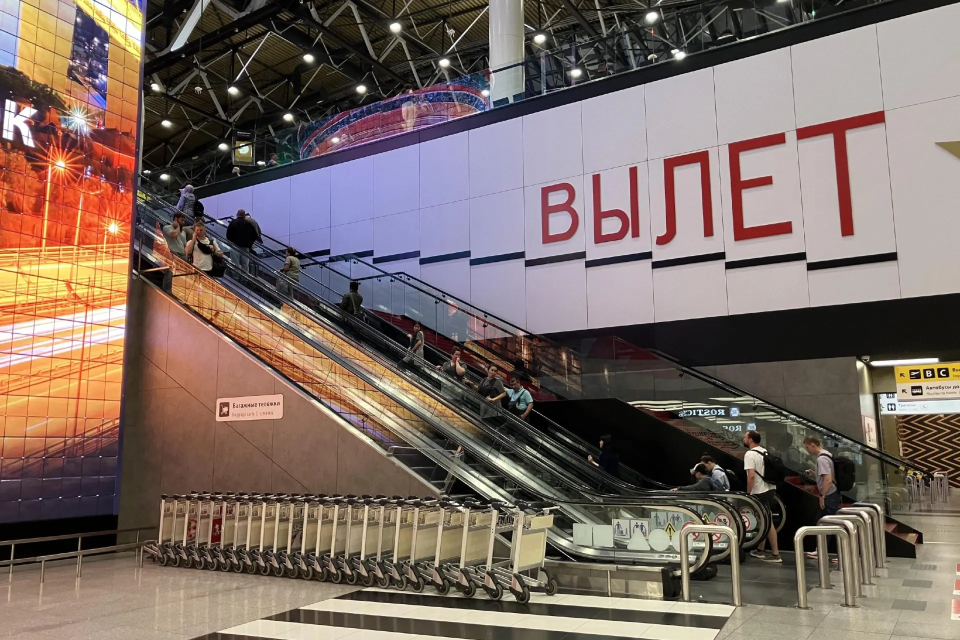 Ситуация в московских аэропортах на фоне атак дронов: объясняем, что происходит во Внуково, Домодедово и Шереметьево.