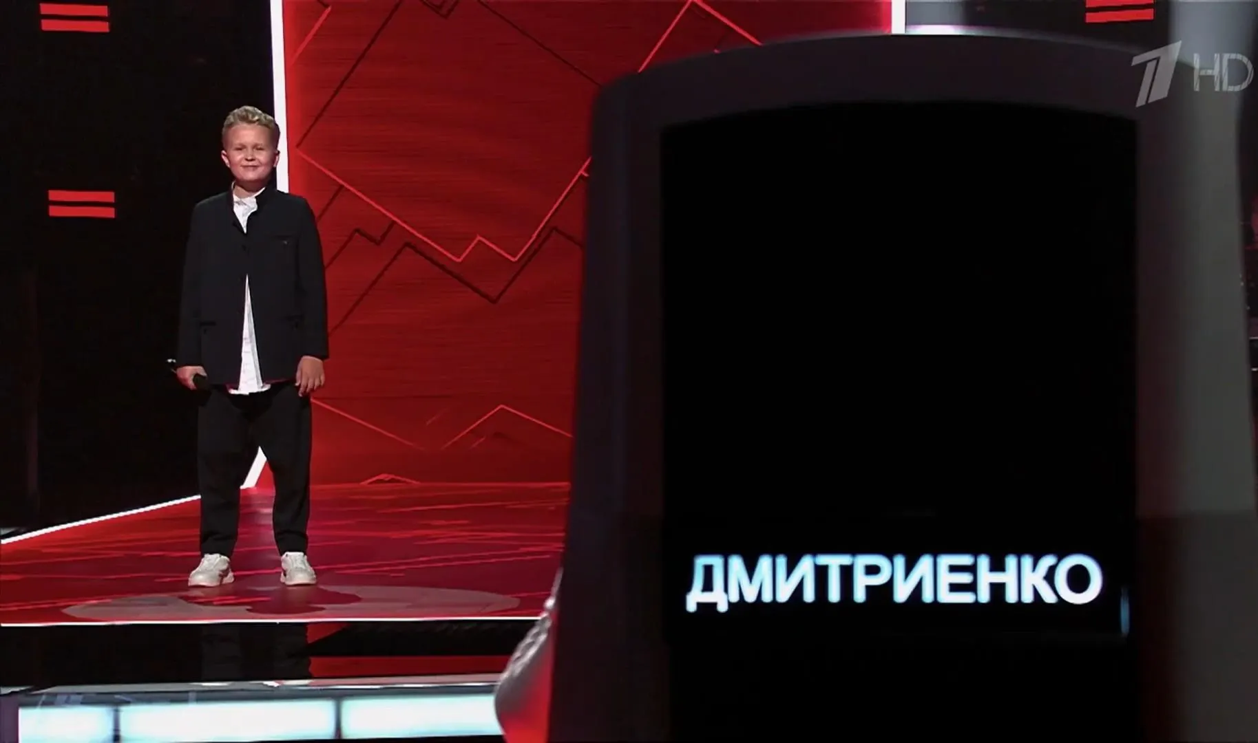 Воронежский школьник вышел на сцену проекта, исполнив песню «Прощай, любимый город» и завоевав поддержку зрителей.
