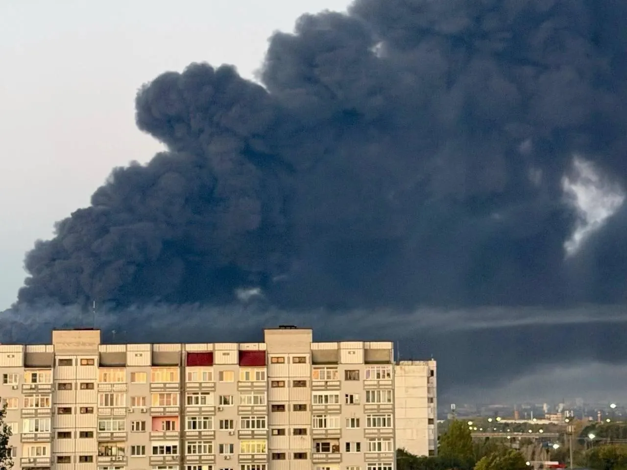 Ночью 22 сентября в Самарской области произошла атака БПЛА: погиб один человек и четверо получили ранения. Сообщения поступили также по Белгородской и Воронежской областям; позже заявлено об уничтожении части беспилотников.