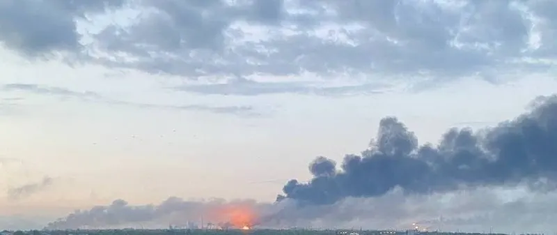 В Сызрани повреждён НПЗ, в Таганроге — склады и другие объекты; над регионами уничтожены многочисленные беспилотники. Подробности исчезают по мере поступления данных.