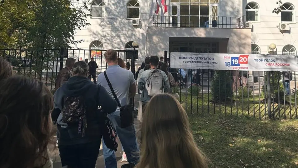 К 15:18 20 сентября явка составила 52,64%, онлайн-голосование набирает обороты, но участки фиксируют сбои и очереди.