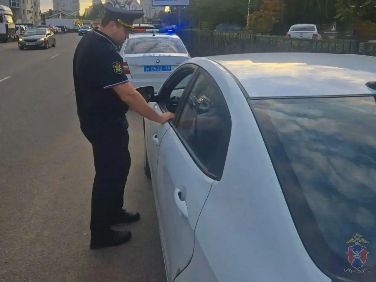 Автомобиль нарушителя отправили на спецстоянку.