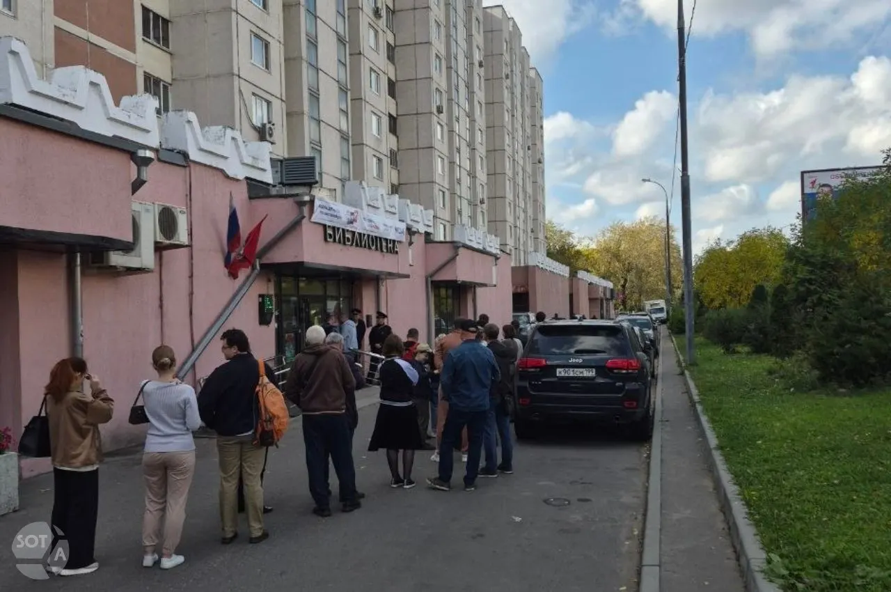 На участках Москвы зафиксированы сбои в системах электронных списков: бюллетени не выдаются, голосование частично остановлено.