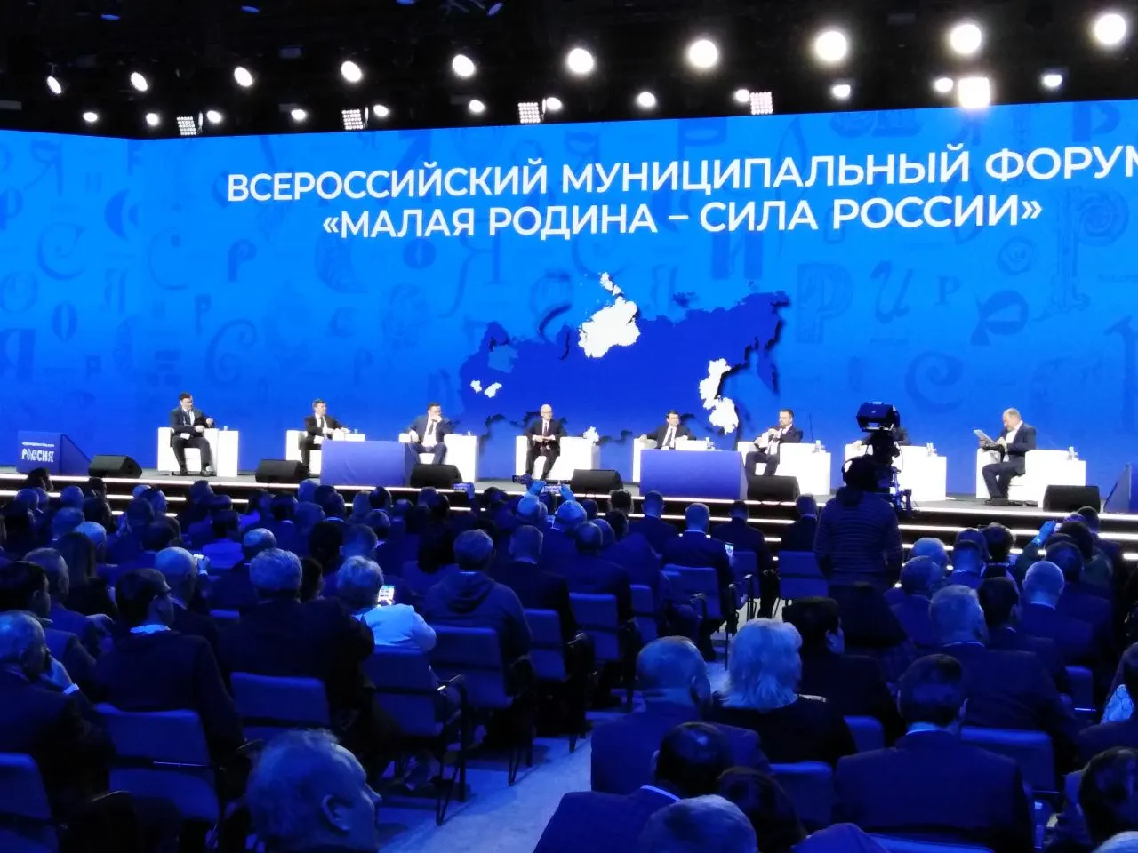 Утверждён ежегодный форум по развитию местного самоуправления и церемония вручения премии «Служение»; за организацию отвечает Сергей Кириенко.