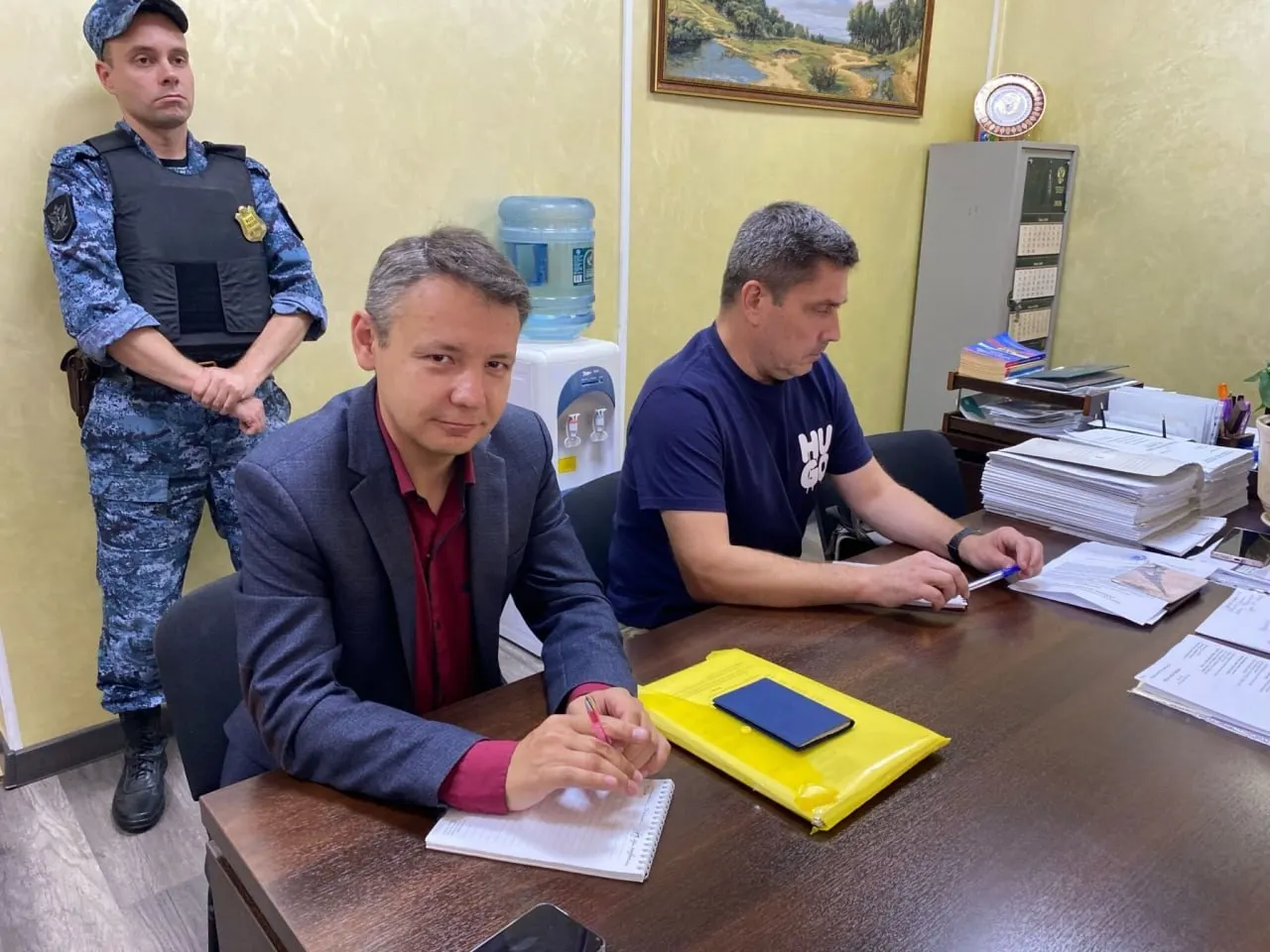 В августе против владимирских редакций были возбуждены административные протоколы за публикации о прилётах беспилотников над жилыми домами; уведомления приходили с задержками, руководителю снова вынесли протокол.