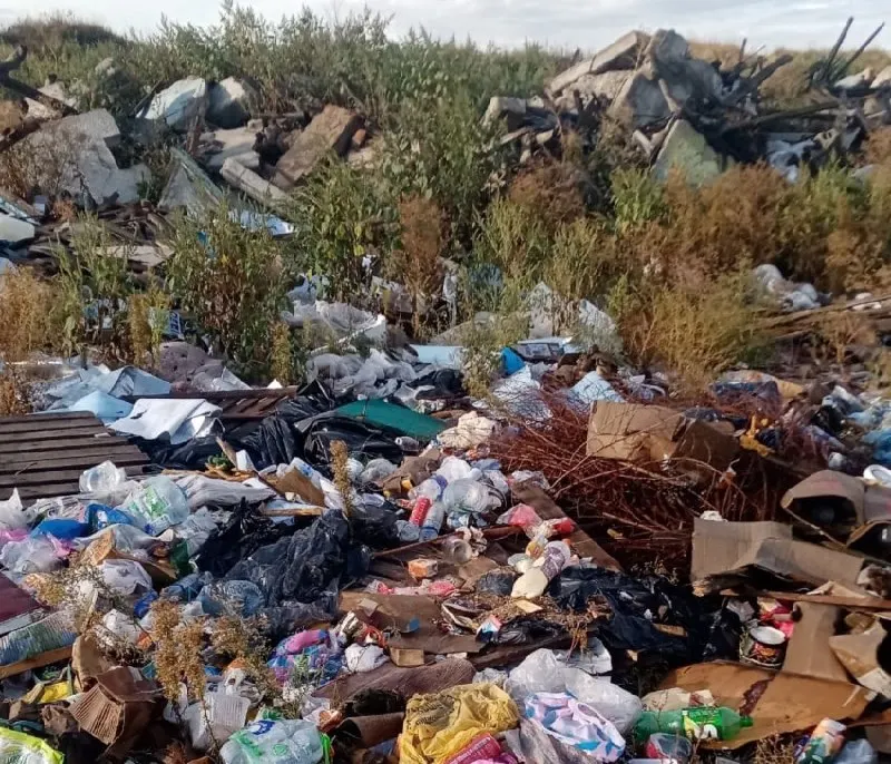 Жители села Петропавловка жалуются на мусор, который заполнил улицы: видны горы бытового и строительного мусора, среди которого старая мебель и отходы. Власти обещают принять меры.