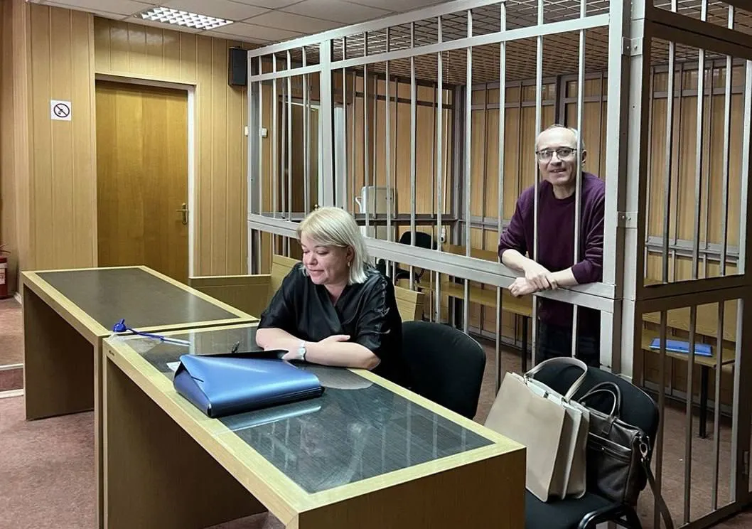 На московском суде прокурор потребовал для Павла Сюткина 8 лет колонии за распространение фейков о Вооружённых силах РФ; задержан с декабря 2025 года.
