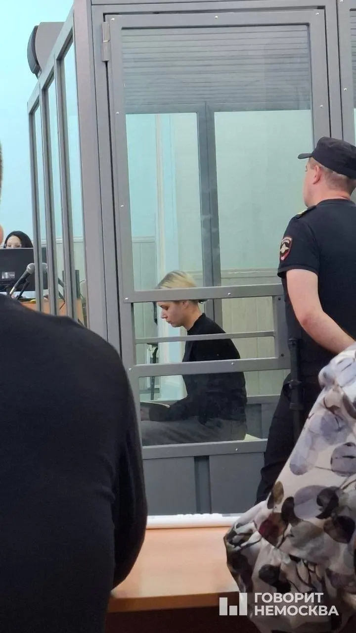 По делу о синтезе голоса погибшего политика стало известно, что заказчица хотела создать голос умершего родственника с помощью нейросети. Судебные слушания раскрыли детали расследования.
