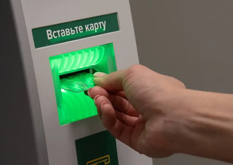 Новые поправки вводят основание для блокировки счетов по частичному совпадению ФИО и даты рождения с данными лиц из перечня заморозки.