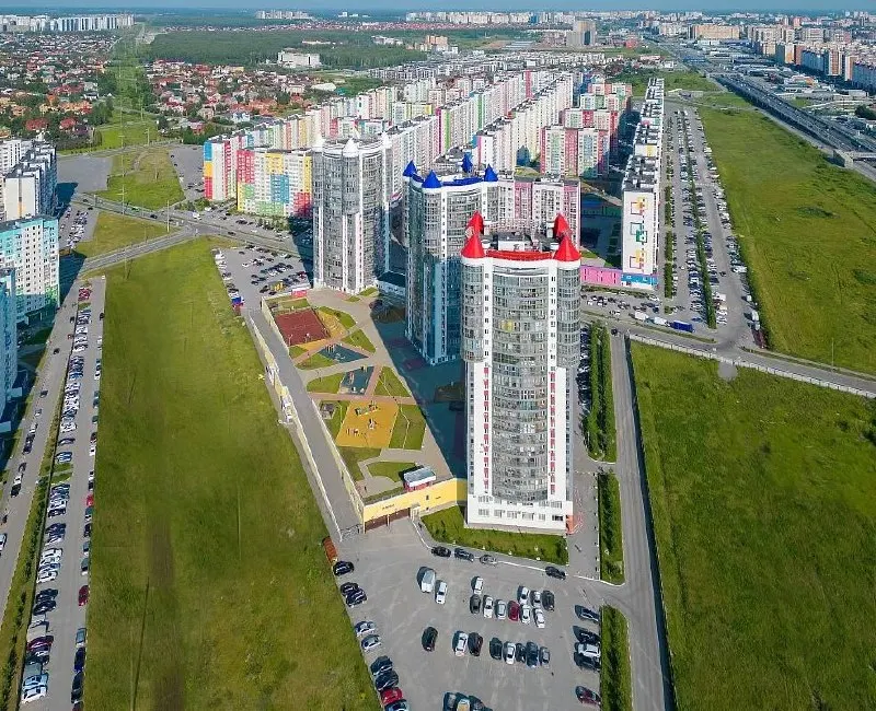 В новом жилом районе Тюмени остро не хватает образовательной и медицинской инфраструктуры: школы переполнены, поликлиники отсутствуют, жители вынуждены выезжать за пределы района. Проблемы нарастают вместе с застройкой.