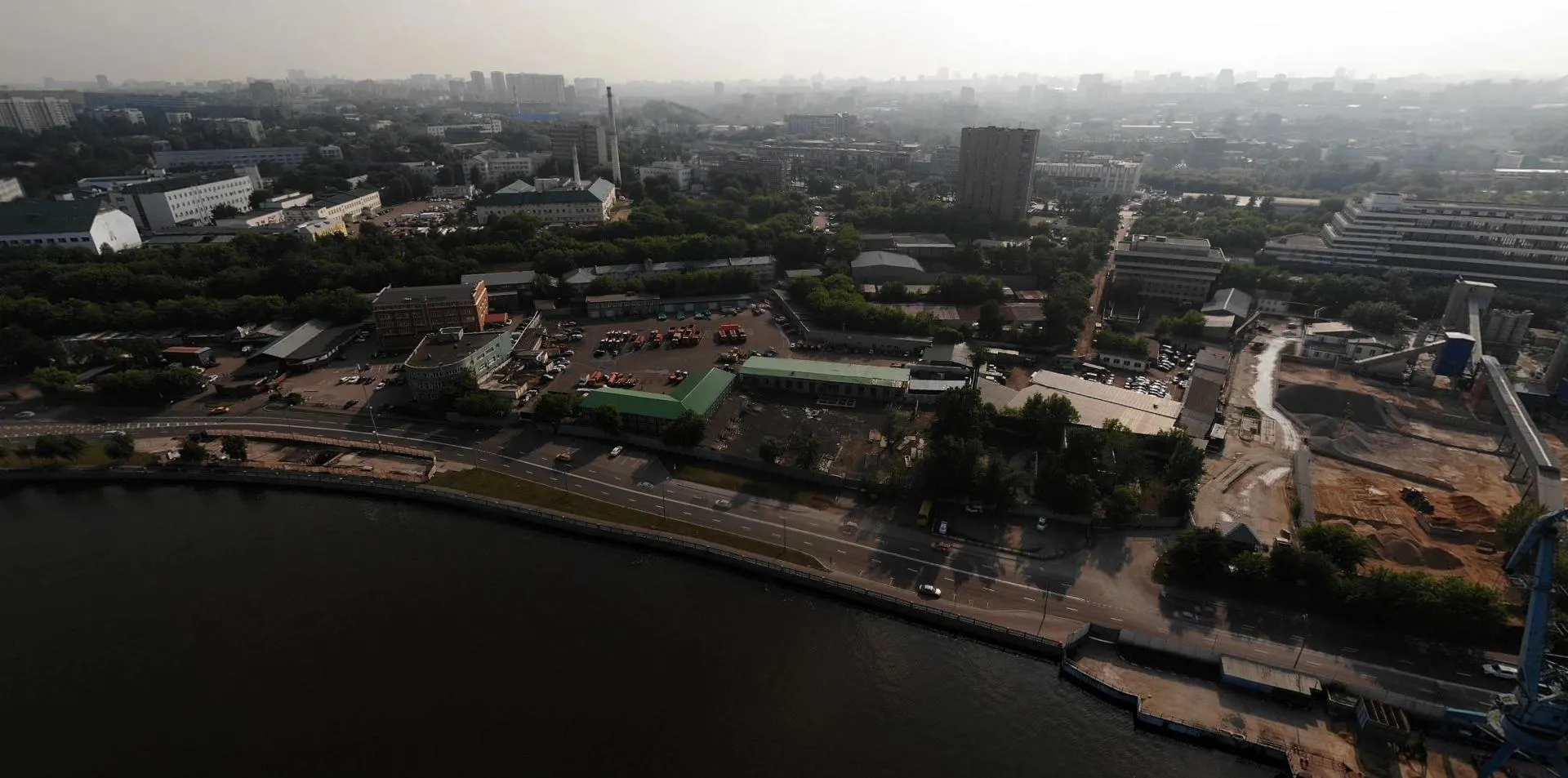 Планы застройки предусматривают снос 38 зданий и освобождение площади в 443 тыс. кв. м, часть которой будет отведена под детский сад и школу. История фабрики началась в 1923 году.
