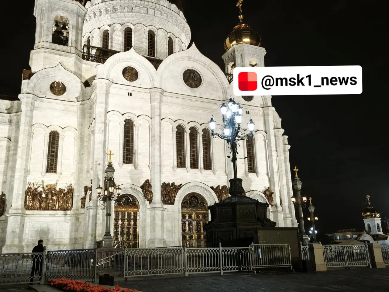 Горожане занимают место у входа за несколько часов до открытия храма; к нему стягиваются люди.