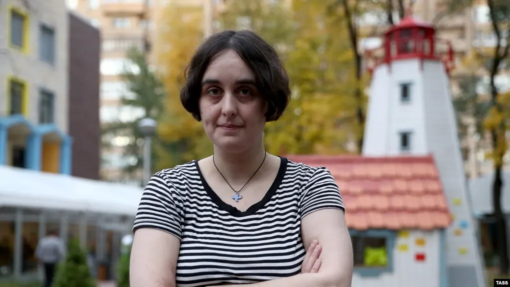 Лида Мониава, возглавляющая благотворительный фонд, обвиняется в распространении ложной информации об армии; суд вынес запрет на часть действий до конца октября.