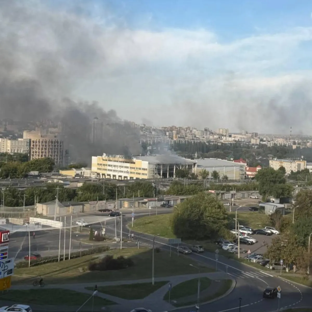 Ozon продолжит выплачивать зарплату сотрудникам логистического центра в Белгороде, пострадавшего от ракетного удара, и временно приостанавливает прием заказов в регионе; погибли 16-летний ученик и студент НИУ БелГУ, еще 15 человек пострадали; компания оказывает помощь семьям.