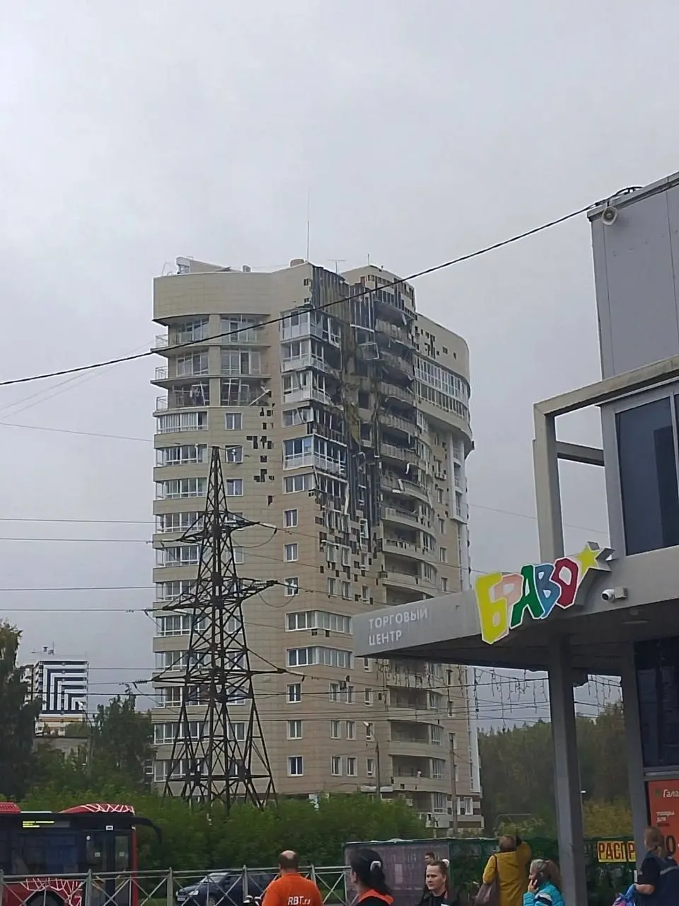 Утром в нескольких регионах зафиксированы атаки беспилотников: в Перми и Севастополе, введены меры безопасности, есть разрушения и пострадавшие.
