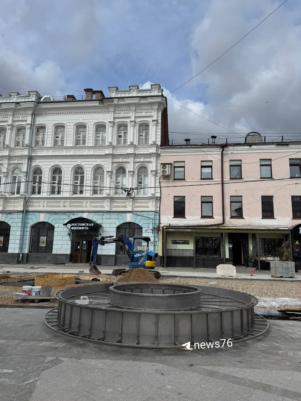 На пешеходной улице Кирова в Ярославле начался монтаж будущего фонтана; часть конструкции уже видна.