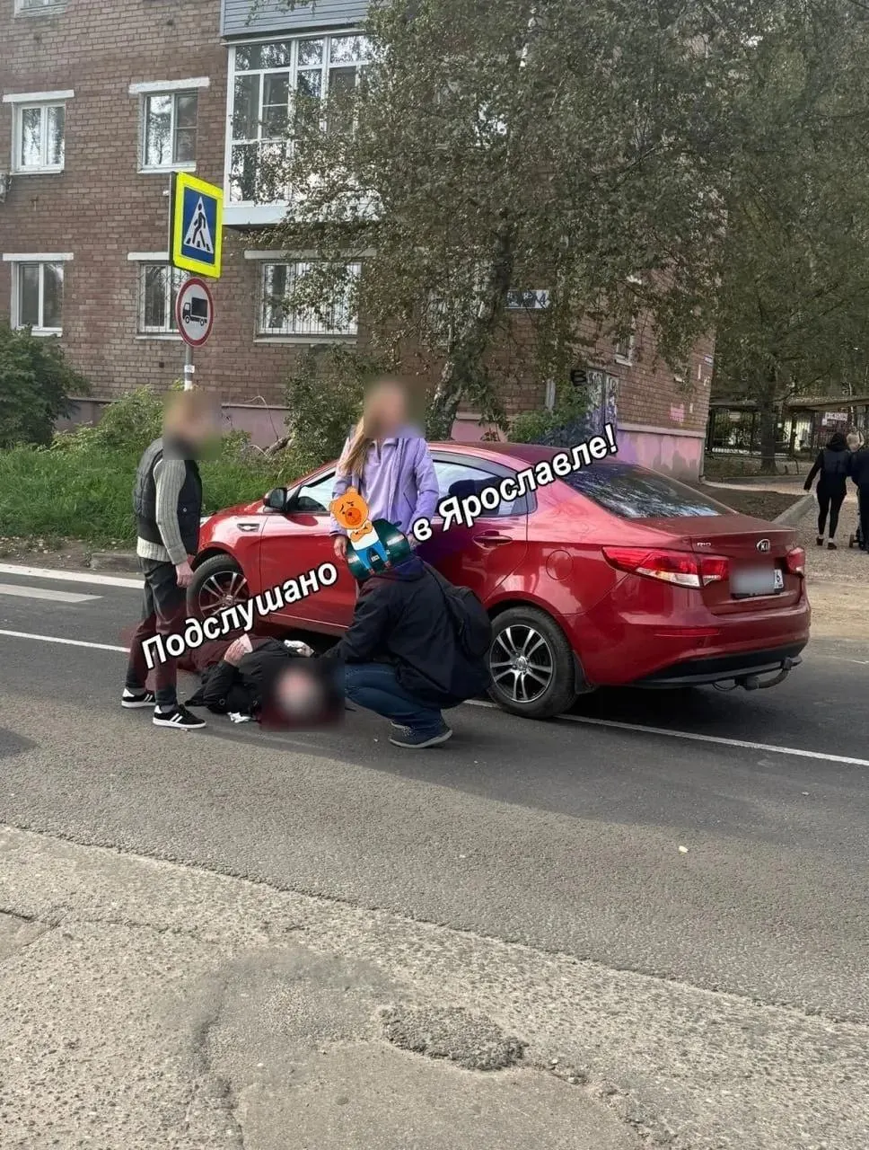 В Ярославле Kia сбила мужчину возле переулка Герцена; кадры происшествия появились в соцсетях.