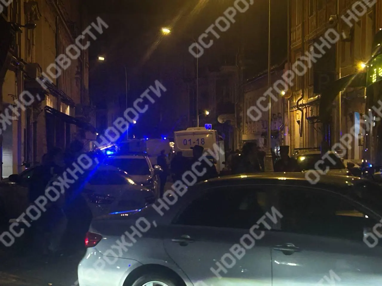 Перед запланированным мероприятием полиция вывела посетителей и оцепила клуб; задержания зафиксированы, концерт отменён. Подробности уточняются.