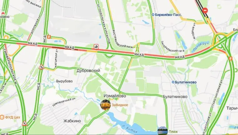 На внешней стороне МКАДа загорелся автомобиль; движение затруднено, образовалась пробка около 5 км.