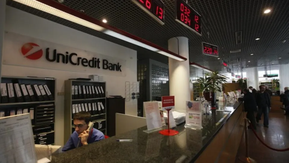 Итальянский банк UniCredit продолжает сворачивать деятельность в России: клиенты получают уведомления о переводе средств и закрытии счетов.