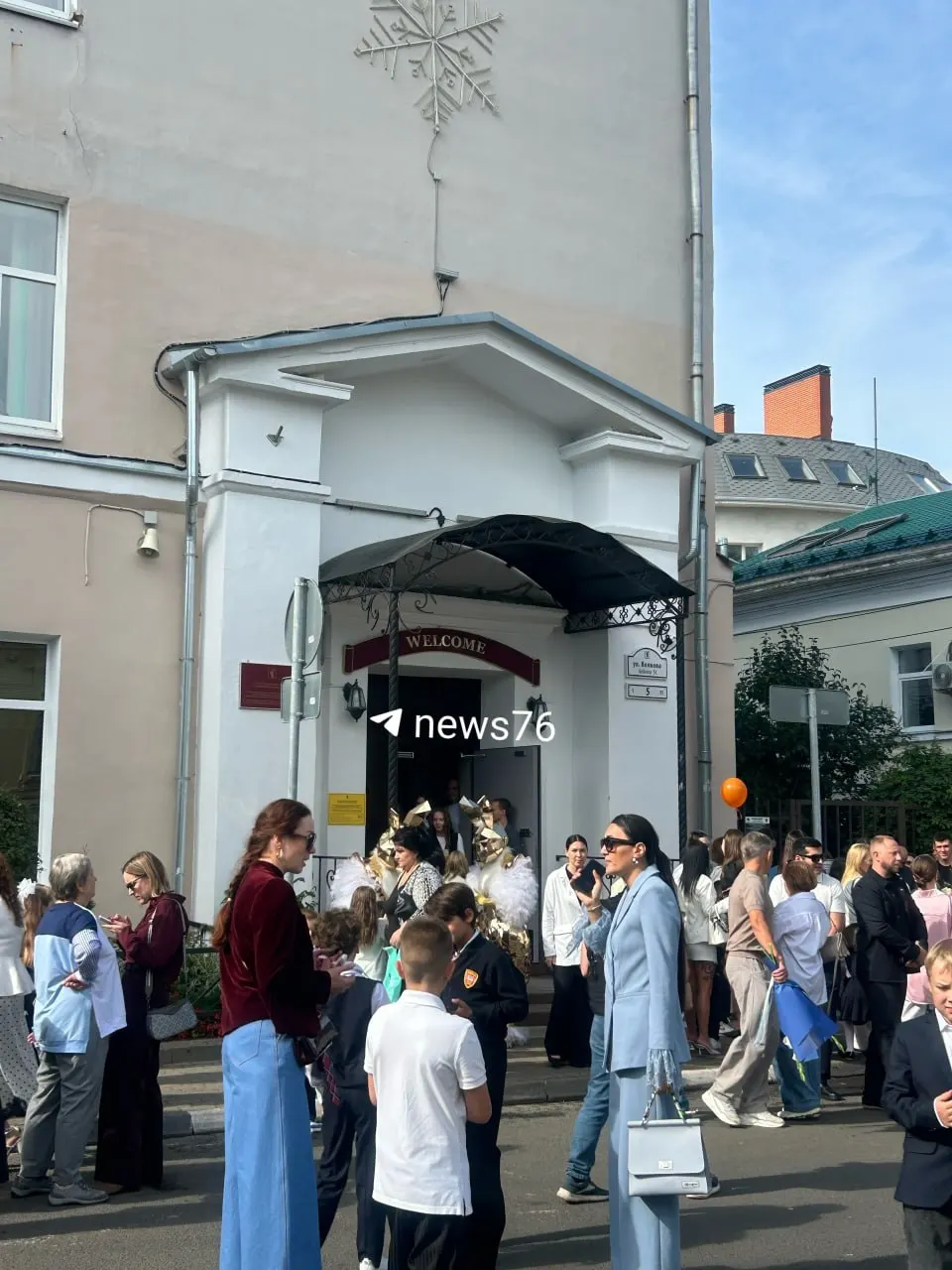 Горожане готовятся к празднику: линейка ко Дню знаний начнётся в 11:00 у учебного заведения.