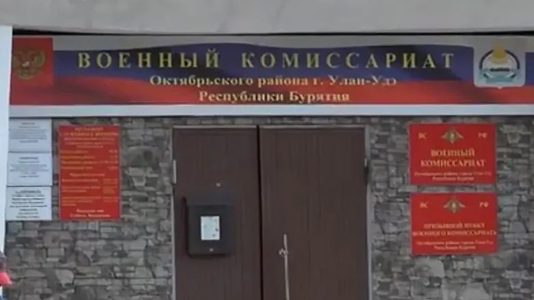 Жительница Улан-Удэ стала жертвой телефонной мошеннической схемы: преступники выдали себя за военкоматов и госуслуги, выманив у неё номер СНИЛС и заставив обналичить свыше 1,7 млн рублей.