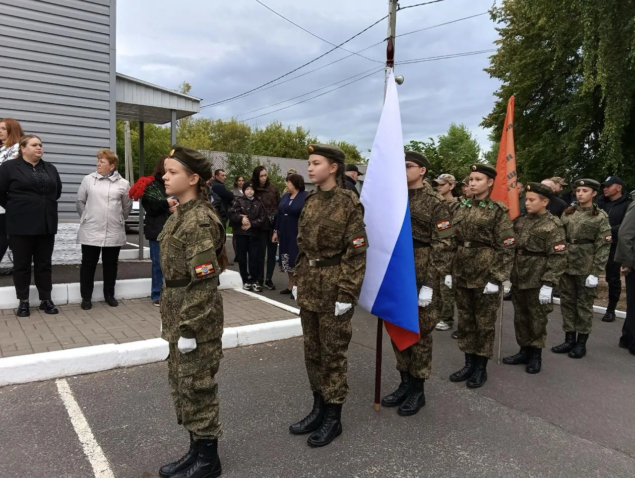 В школе посёлка Камыши, Курская область, установлен мемориал памяти десяти выпускникам, погибшим во время специальной военной операции.