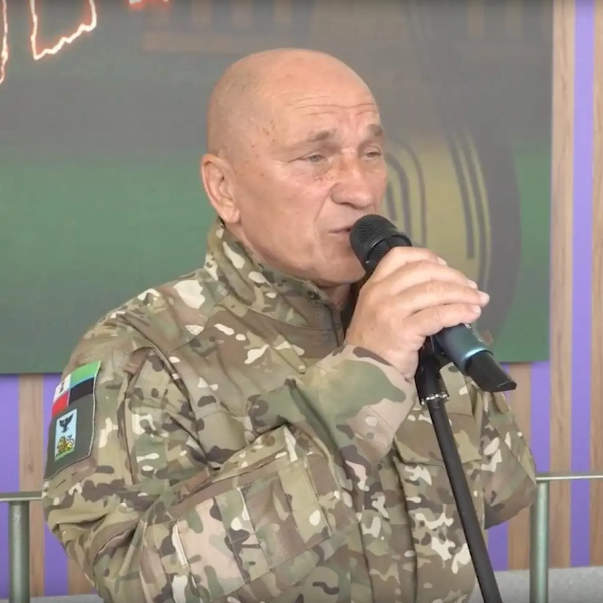 Бывший командир ЧВК «Вагнер» с позывным «Бродяга» стал командиром одного из батальонов белгородской группы «БАРС-Белгород». Он принял участие в боевых действиях в Афганистане, Сирии и на Украине, потерял руку в ходе событий в Сирии и в 2016 году получил звание Героя России; в 2023 году возглавил старооскольский центр военно-патриотического воспитания «Воин», а в 2025 году в Старом Осколе появился его мурал.