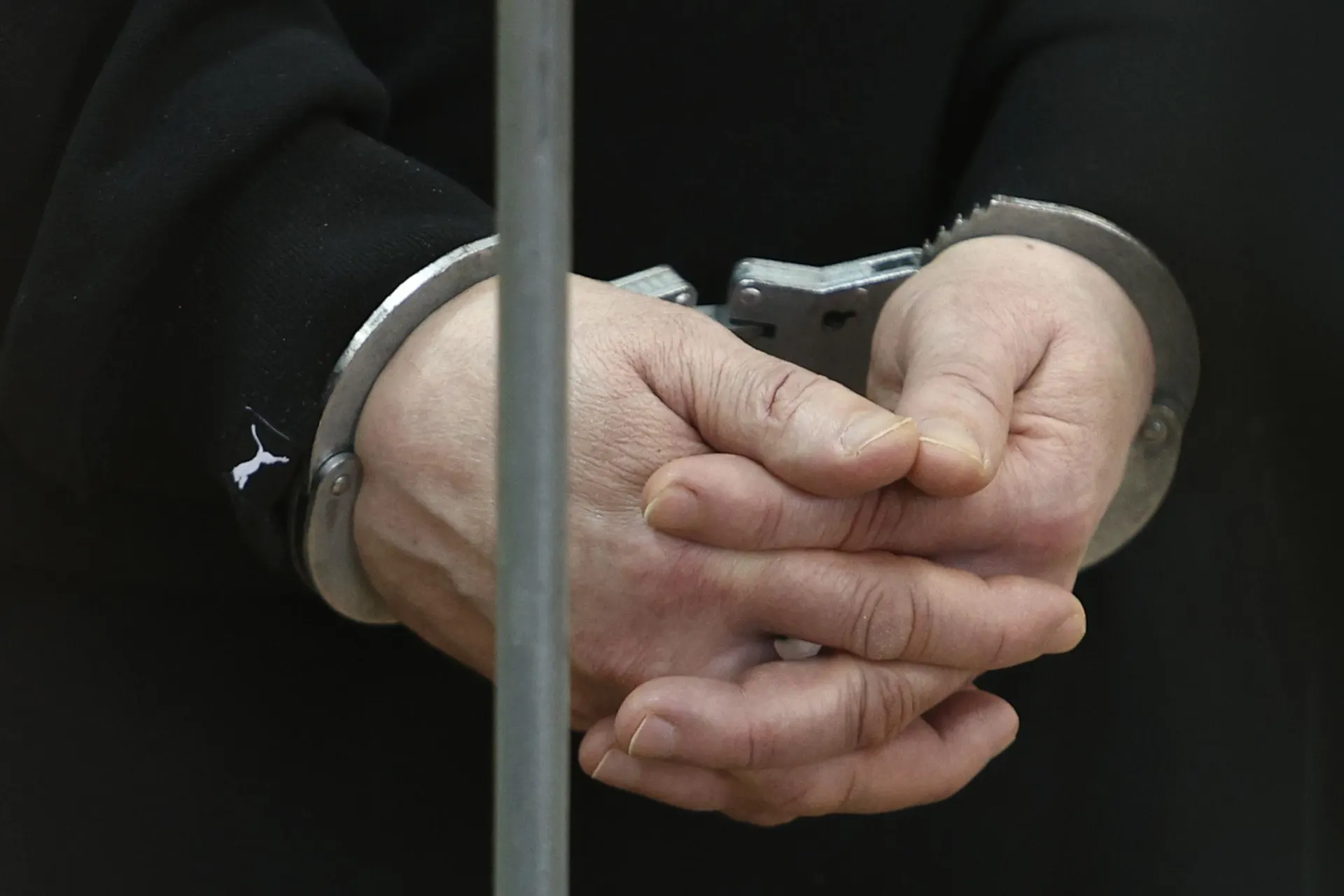 В деле задействовано ещё 12 человек; речь идёт о систематическом насилии над супругой в течение двух десятилетий.