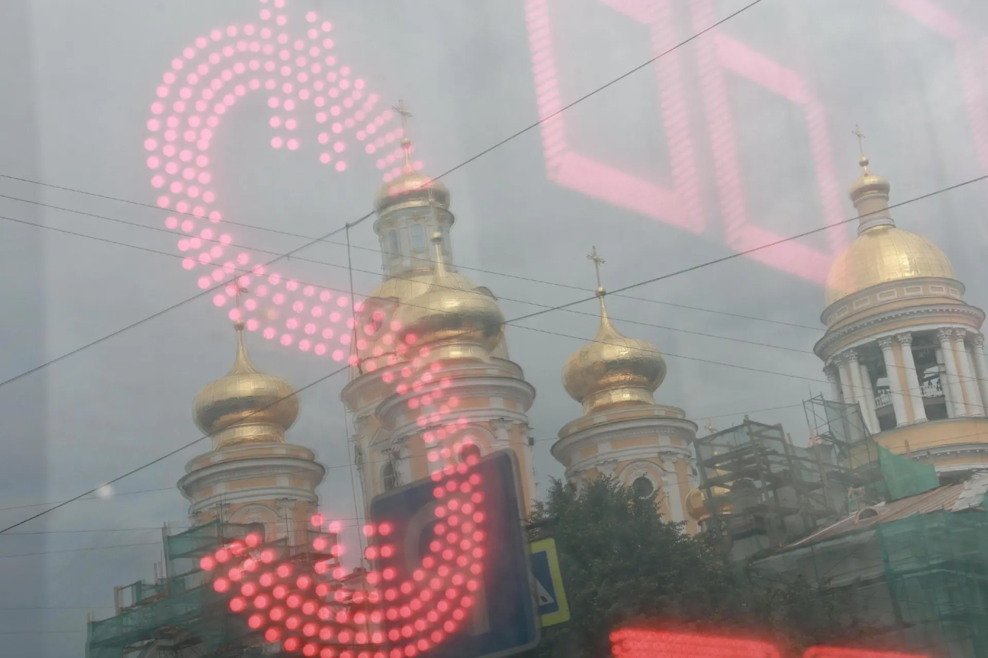 За лето рубль заметно ослаб по отношению к доллару; аналитики поясняют причины и возможные сценарии дальнейшей динамики