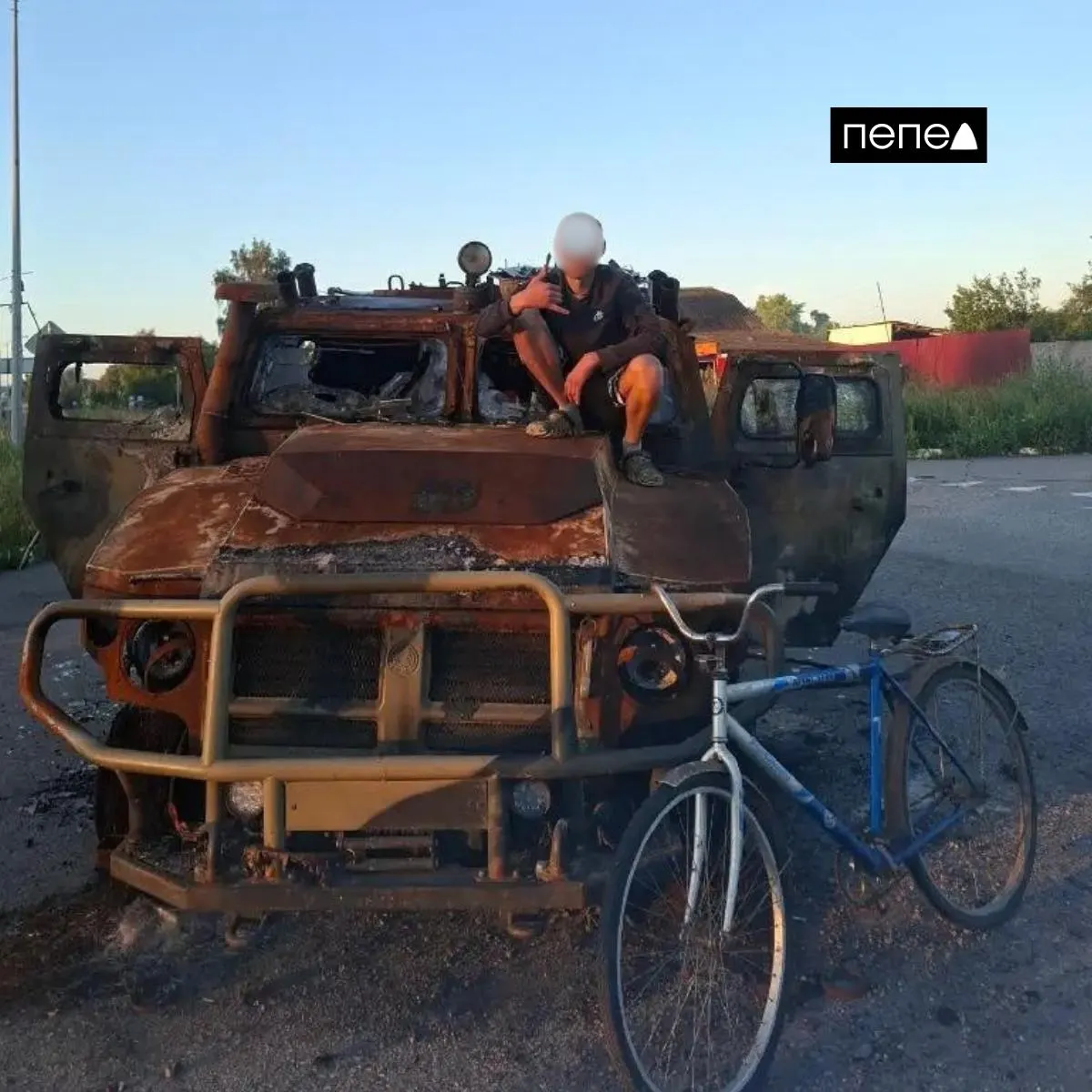 Разрушенное приграничное село Репяховка: дома разрушены, на дорогах — минная опасность, техника сожжена; жители возвращаются, чтобы собрать упавшие дроны и зафиксировать происходящее.