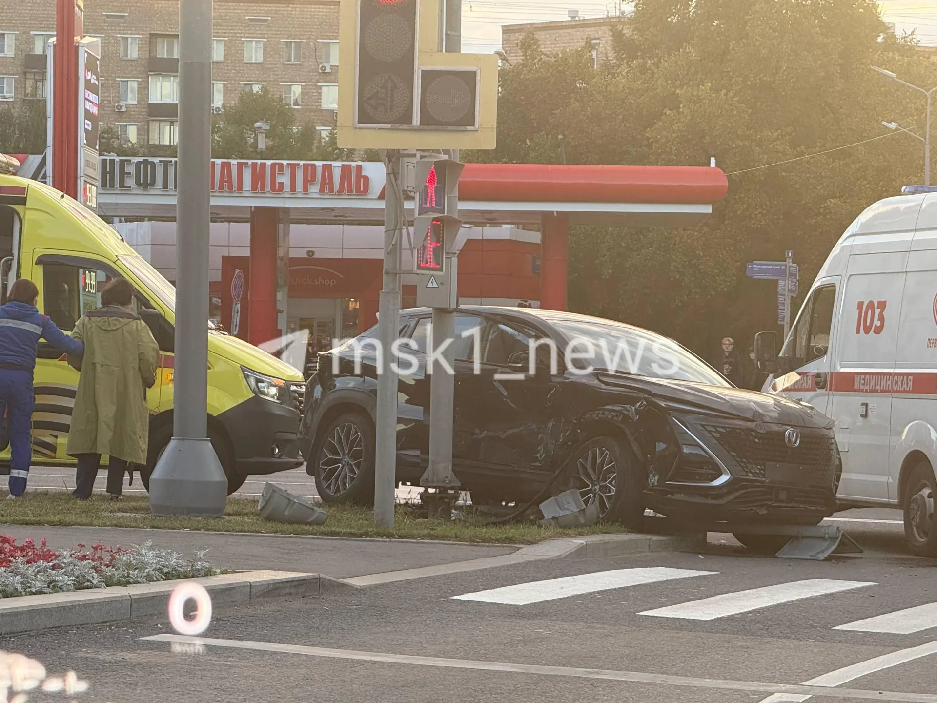 На Симоновском валу в Москве произошло столкновение между Changan и Ладой; на месте работают четыре бригады скорой помощи.