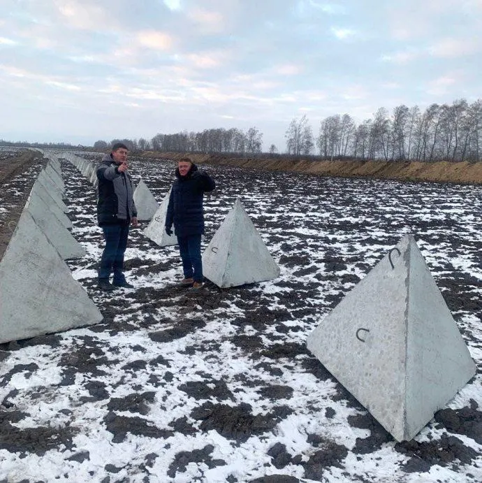 Следственные органы возбудили уголовное дело о злоупотреблении должностными полномочиями в отношении сотрудника Минобороны, отвечавшего за приемку фортификационных объектов в Курской области. Подозреваемый подписывал акты приемки без проверки, что привело к завышению стоимости и установке некачественных элементов.