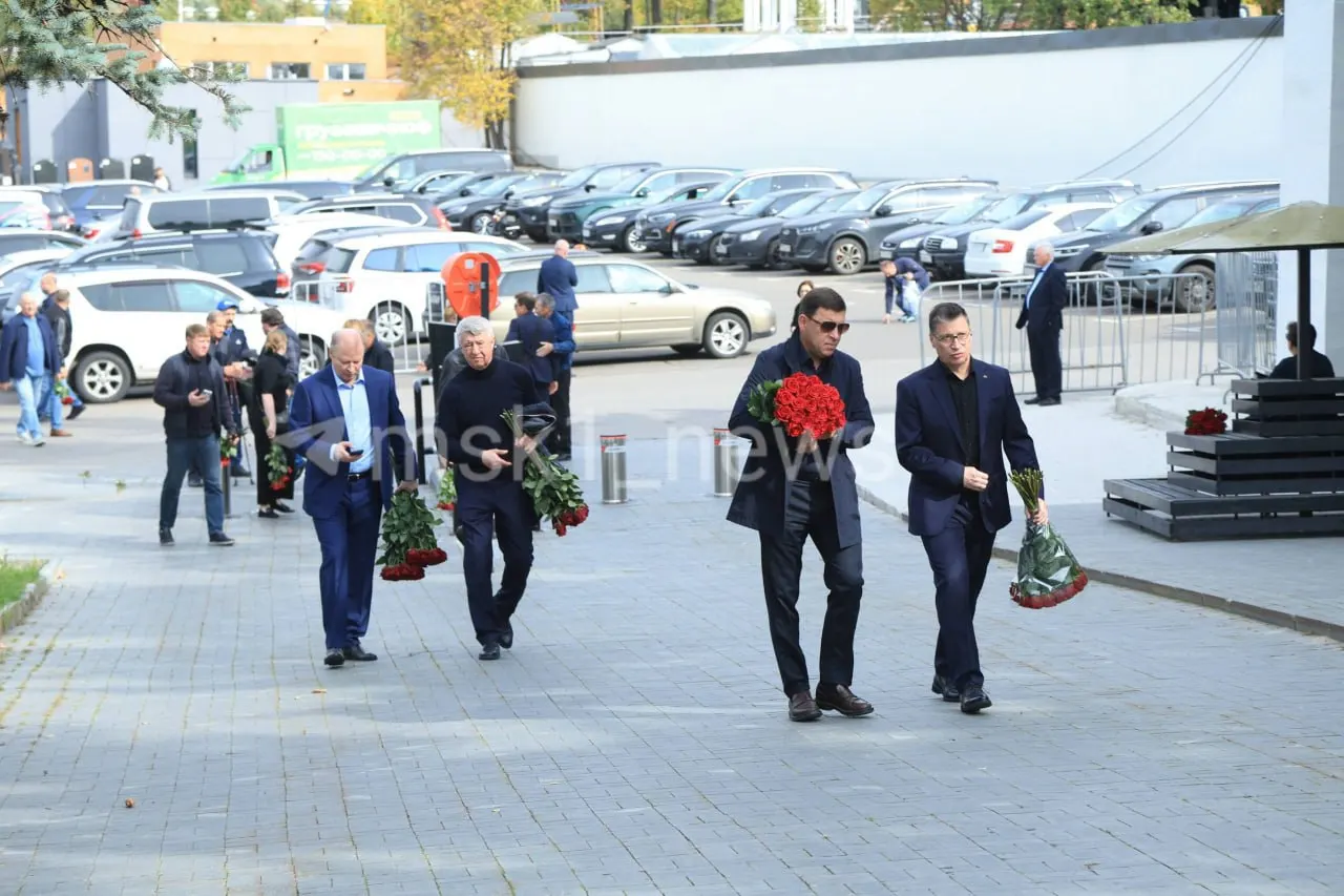В столице проходит церемония прощания с олимпийским чемпионом Сергеем Чепиковым. Участники — коллеги по спорту и политике.