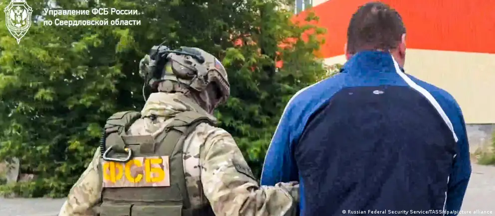 Согласно данным ФСБ, задержанный якобы был завербован украинскими спецслужбами через соцсети; задержание состоялось в Астраханской области во время выезда из страны.