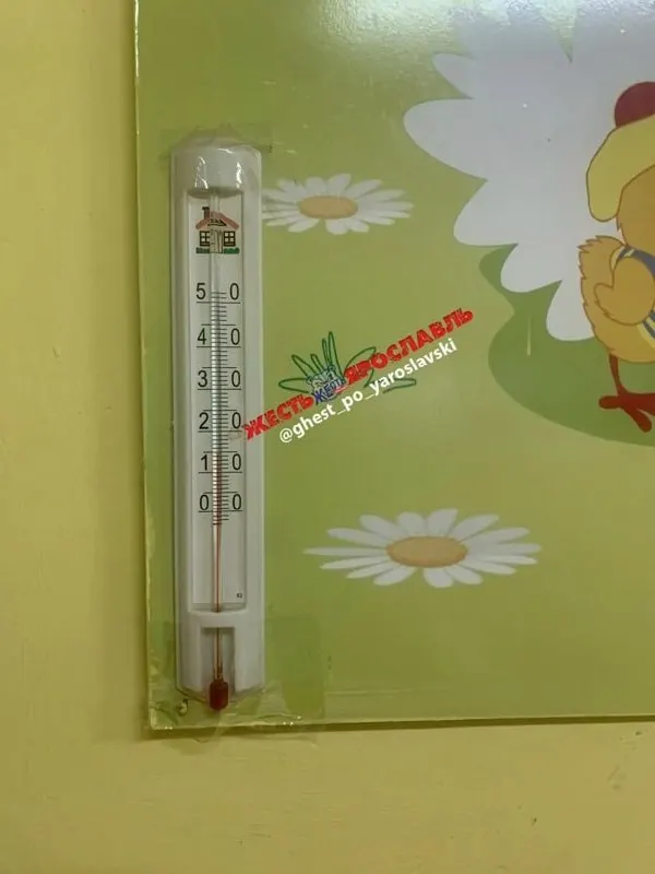 Температура в помещениях не поднимается выше 15 градусов; отопительный сезон будет запущен централизованно, дата уточняется.